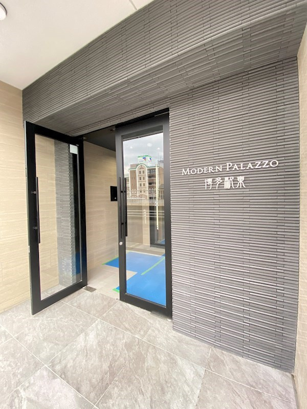 MODERN PALAZZO 博多駅東のエントランス