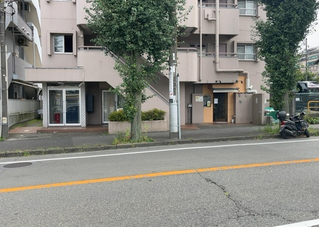 【外観】 | レクハイム橋本 | 外観はマンション管理がされているかの目安になります。築年数が古いと、壁面は劣化してひび割れが生じることも！建物が古びていても細かいところが修繕されていると、きちんと管理されているなぁと感じるでしょう。