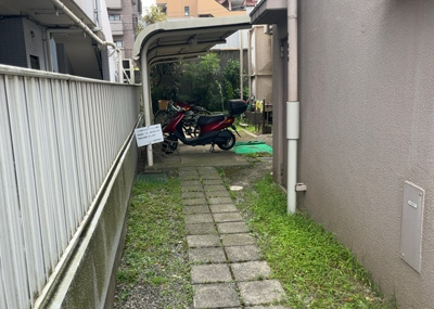 【駐車場】 | レクハイム橋本 | 駐車場と明記されていても、最小スペースでつくられた駐車場だと大型車は駐車できなかったり、出入りしにくくなったりする可能性があります。お車のサイズと購入したい物件の駐車場のサイズを現地で確認しましょう。
