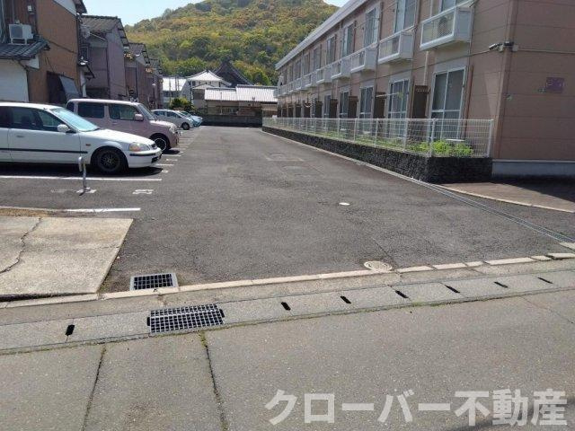 レオパレスシャルマンの駐車場