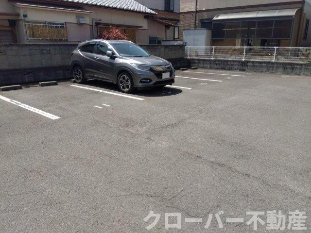 レオパレスシャルマンの駐車場