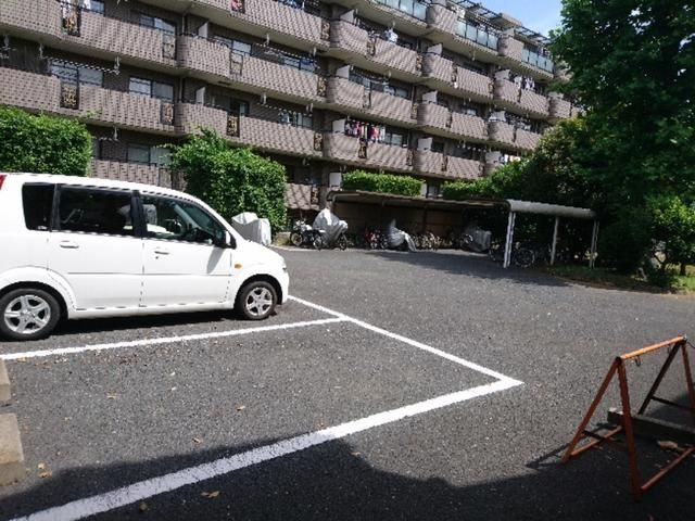 グリムコートの駐車場