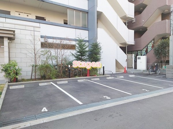 ブランセ大宮の駐車場
