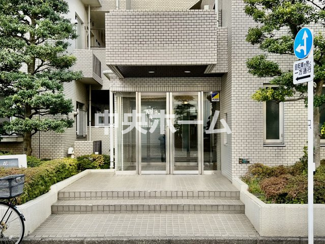 立花パーク・ホームズのエントランス|【エントランス】マンションのエントランスは、その物件の印象を決める、顔とも言える場所です。毎日通る場所ですからきれいなのが一番です。エントランス内はオートロックですので暮らしの安全も確保されています。