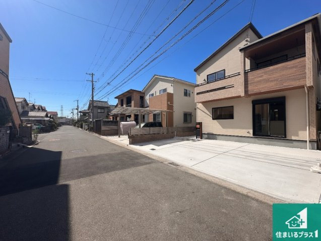 高砂市米田町米田　第1期　新築一戸建ての前面道路含む現地写真|周辺は閑静な住宅街！前面道路広々で車の出し入れも便利です。駐車が苦手な方でも安心して車庫入れできます！