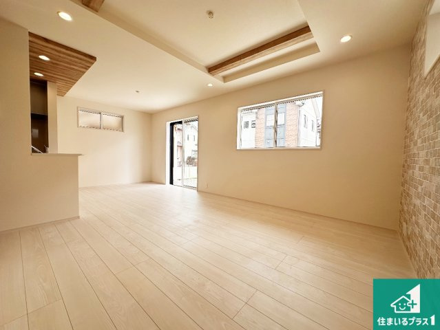 高砂市米田町米田　第1期　新築一戸建ての居間・リビング|日当たり良好の明るいリビングで朝の目覚めもスッキリできそう！対面キッチンでご家族のコミュニケーションも自然と増える設計！小さなお子様が遊ぶスペースを作っても広々とくつろげるLDK！