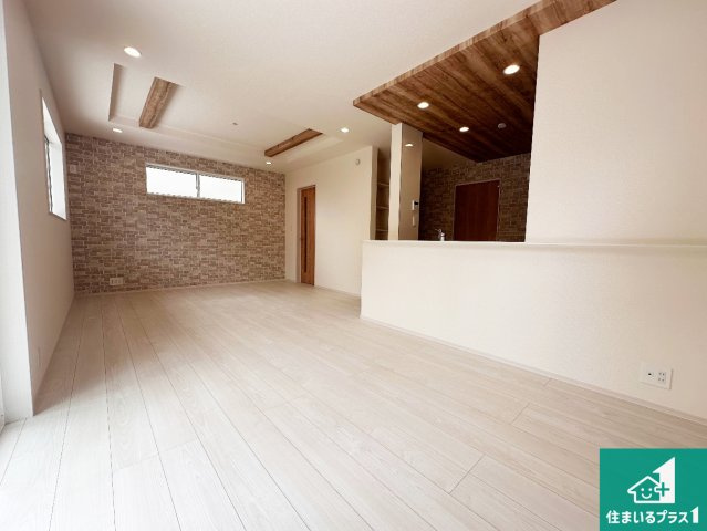 高砂市米田町米田　第1期　新築一戸建ての居間・リビング|日当たり良好の明るいリビングで朝の目覚めもスッキリできそう！対面キッチンでご家族のコミュニケーションも自然と増える設計！小さなお子様が遊ぶスペースを作っても広々とくつろげるLDK！