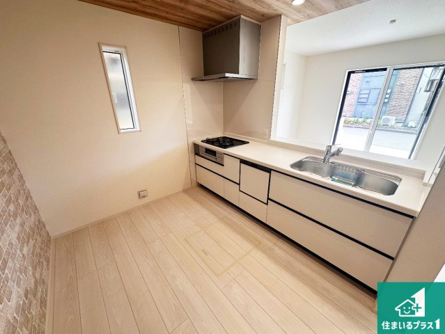高砂市米田町米田　第1期　新築一戸建てのキッチン|子供を見守りながらお料理が出来るため家族のコミュニケーションか増えます♪スペースが広く確保されている為お子様が大きくなったときは一緒に料理を楽しめます♪