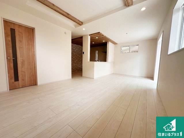 高砂市米田町米田　第1期　新築一戸建ての居間・リビング|リビングと統一感があり、使い勝手のいいキッチン。広々としているので、二人並んで作業が出来ちゃいます。お子様と一緒に色々なお料理に挑戦できるスペースがあります。