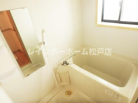 松戸市新松戸２丁目のアパートの浴室|コンパクトで使いやすいお風呂です