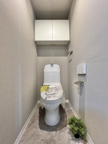 サンクレイドル磐田のトイレ|トイレも新品交換されております。収納棚があり便利です。