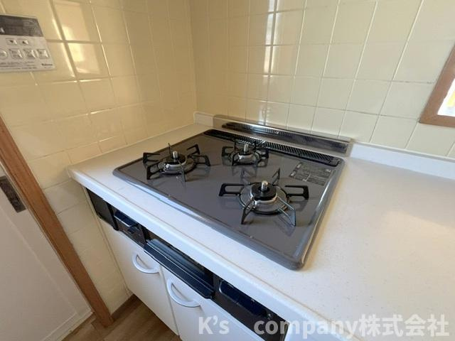 ●茅ヶ崎市南湖5丁目　中古戸建のキッチン|三口ガスコンロでお料理の幅が広がります☆