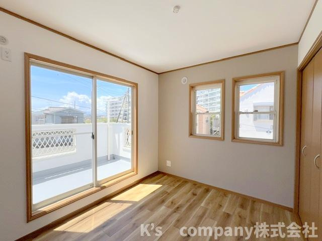 ●茅ヶ崎市南湖5丁目　中古戸建の洋室|洋室5.1帖◇ワイドバルコニーが正面にあり広さを感じられるお部屋です◇