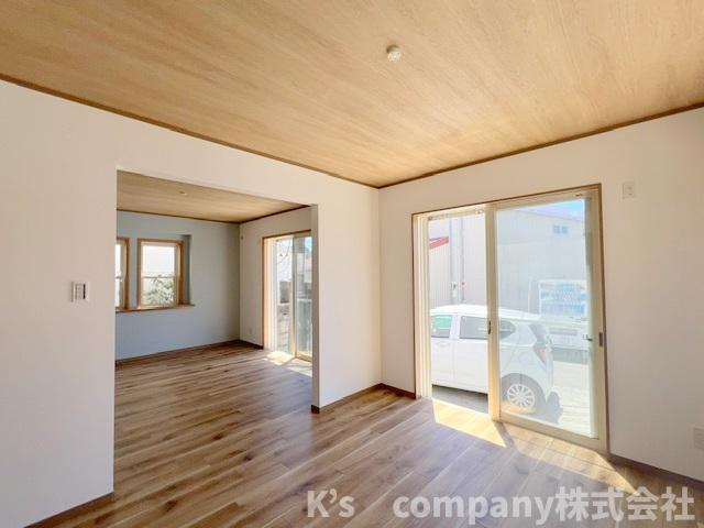 ●茅ヶ崎市南湖5丁目　中古戸建の居間・リビング|リビングは南西向きで日当たりが良好です◇