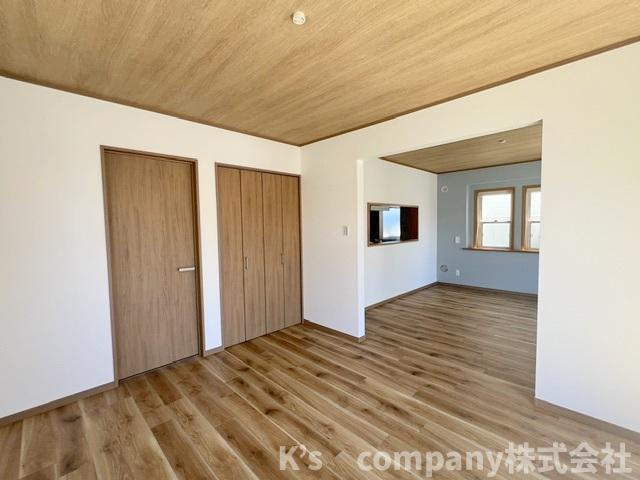 ●茅ヶ崎市南湖5丁目　中古戸建の居間・リビング|リビングの広さ約19帖で、ご家族がくつろげる憩いのスペース◇