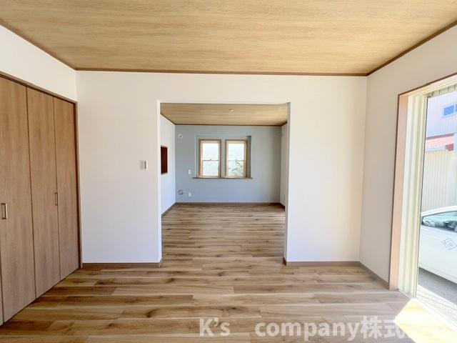 ●茅ヶ崎市南湖5丁目　中古戸建の居間・リビング|奥側にはダイニングスペース◇出窓から明るい日差しが差し込みます☆