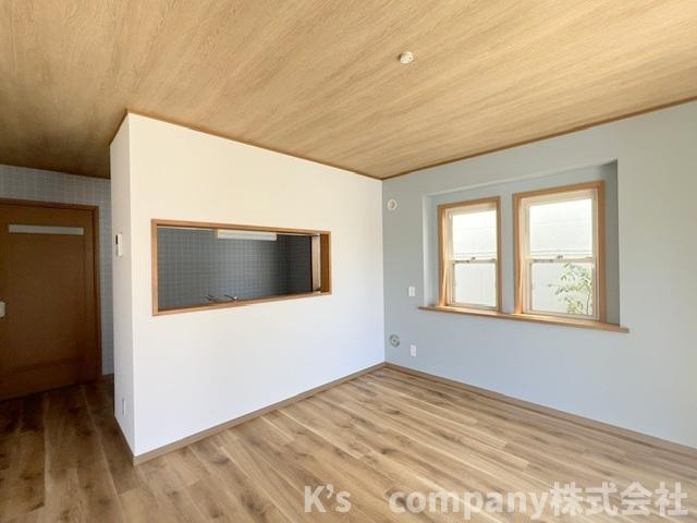 ●茅ヶ崎市南湖5丁目　中古戸建の居間・リビング|ダイニングの壁はアクセントクロスが採用されており、奥行きを感じられる空間☆
