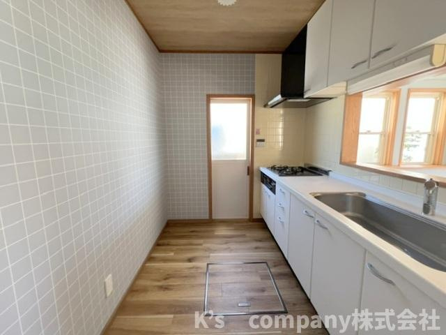 ●茅ヶ崎市南湖5丁目　中古戸建のキッチン|キッチンには勝手口があり、ゴミ出しなどを勝手口から出ることができ便利です♪