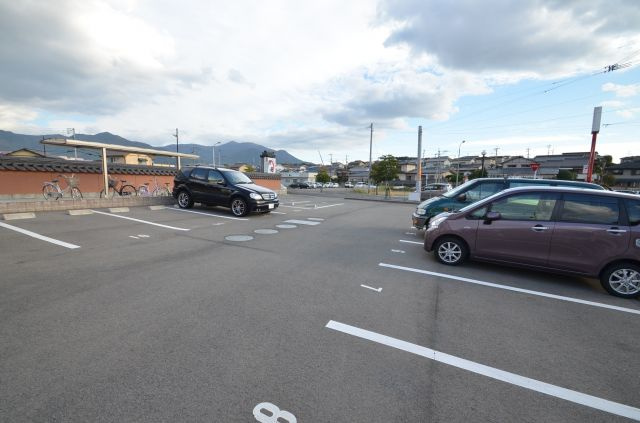 直方市大字感田のアパートの駐車場