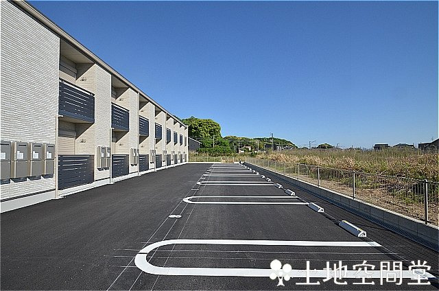 中間市岩瀬西町のアパートの駐車場