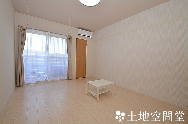 中間市岩瀬西町のアパートの居間・リビング