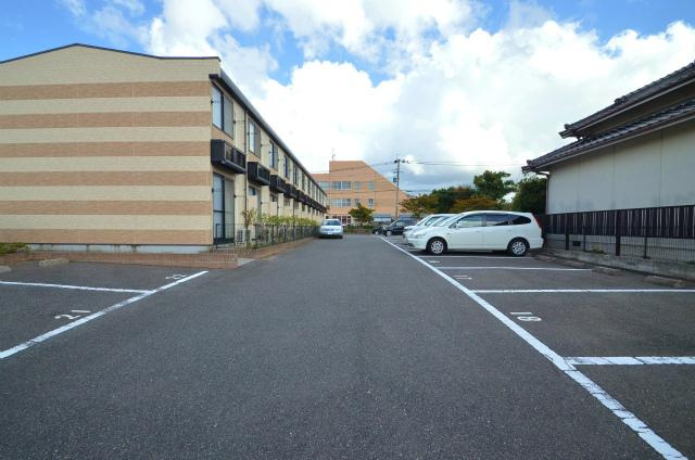 中間市岩瀬１丁目のアパートの駐車場