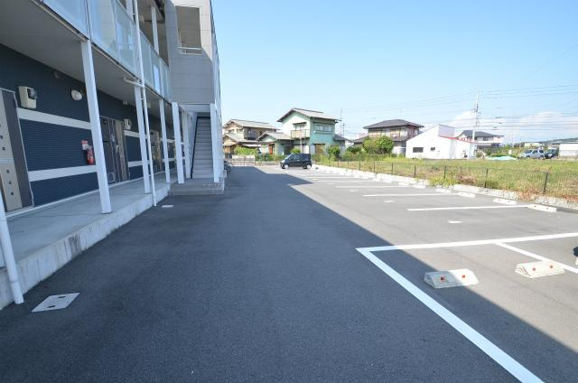 遠賀郡遠賀町松の本３丁目のアパートの駐車場