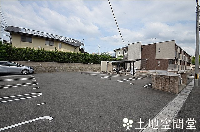 北九州市八幡西区高江４丁目のアパートの駐車場