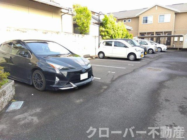 レオパレスウィスタリア坂出の駐車場