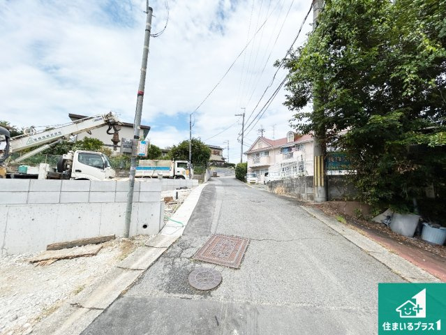 29(土)30(日)現地説明会　奈良市中山町　第16期　新築一戸建ての前面道路含む現地写真|周辺は閑静な住宅街です。前面道路もしっかりと有りますので車の出し入れも安心ですよ！