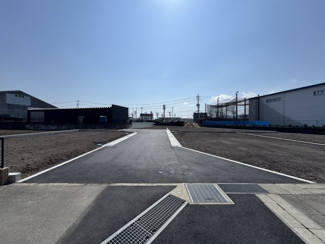 【前面道路含む現地写真】 | 富士市宮島　新築戸建て　全3区画　3号棟 | 3号棟の前面道路は北東側に位置し、幅員５ｍございます♪
