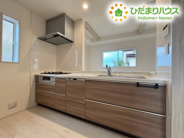 鴻巣市松原4丁目　新築一戸建て　ブルーミングガーデン　01のキッチン|使い勝手の良いシステムキッチンです！作業スペースが広く確保されているため、食材の下ごしらえや品数の多い料理もスムーズにこなせます♪シンク下にたっぷりと収納が備わっており、調理器具が綺麗に収まります！