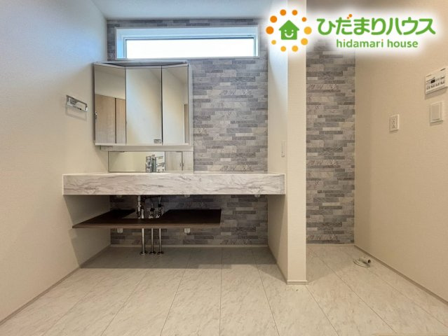 鴻巣市松原4丁目　新築一戸建て　ブルーミングガーデン　01の独立洗面台|三面鏡と使いやすいカウンターを備えた洗面化粧台です！朝の忙しい時間帯でも手早く身支度を整えられます♪シンク下や鏡扉の裏も小物を収納できるスペースが充実しており、洗剤やお化粧品もスマートにしまえます！