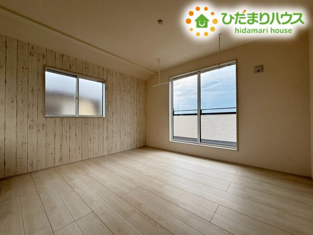 鴻巣市松原4丁目　新築一戸建て　ブルーミングガーデン　01の寝室|2面採光で明るい光が差し込む心地よい寝室です！主寝室として大きなベッドを置いてもゆとりがある広さを確保しています♪静かで落ち着いた環境のため、夜もぐっすり眠れて朝まで快適に過ごすことができます！