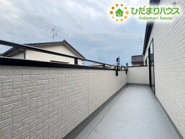 鴻巣市松原4丁目　新築一戸建て　ブルーミングガーデン　01のバルコニー|風通しが良く日の光がしっかり届く広々としたバルコニーです！家族全員分の洗濯物や大きなお布団も一度にたくさん干すことができます♪毎日の天日干し作業がスムーズに行えて、気持ちよく乾かせるのが魅力です！