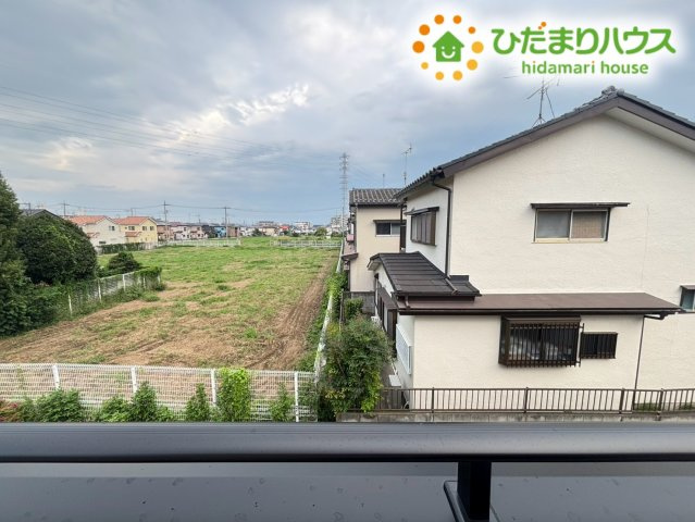 鴻巣市松原4丁目　新築一戸建て　ブルーミングガーデン　01の展望|バルコニーからは見晴らしの良い開放的な景色が広がっています！周囲に高い遮蔽物がなく、心地よい風を感じながら気分転換ができます♪空の広さを感じられる爽快なロケーションで、毎日の生活に癒やしを与えます！