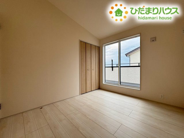 鴻巣市松原4丁目　新築一戸建て　ブルーミングガーデン　01の子供部屋|お子様のお部屋にぴったりな明るい洋室です！机やベッドを置くのに十分な広さがあり、集中して勉強に取り組める環境が整っています♪クローゼットも完備されているので、おもちゃや教科書の片付けも楽々です！