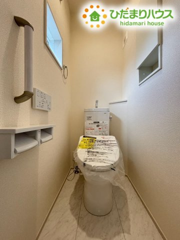 鴻巣市松原4丁目　新築一戸建て　ブルーミングガーデン　01のトイレ|2階にも独立したトイレが設置されています！朝の通勤・通学前の混雑する時間帯でも家族で順番待ちをすることなくスムーズに使えて安心です♪夜中に1階まで階段を売り降りせずに済むのも嬉しいポイントです！