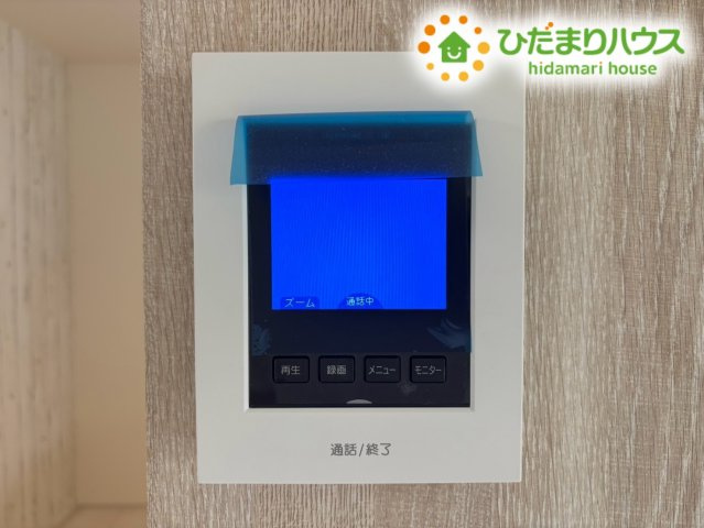 鴻巣市松原4丁目　新築一戸建て　ブルーミングガーデン　01のセキュリティ|室内から訪問者の顔を確認できるモニター付きインターホンです！誰が来たのか一目でわかるため、お子様のお留守番時や一人で過ごす時間も安心感があります♪不審者の侵入を防ぎ、防犯面でも頼もしい設備です！