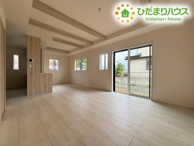 鴻巣市松原4丁目　新築一戸建て　ブルーミングガーデン　01の居間・リビング|家族が集まる広々としたリビングダイニングです！大きな窓から明るい光が差し込み、風通りも良く気持ちよく過ごせます♪見通しの良い配置なので、お子様が元気いっぱいに遊ぶ姿を見守れて安心感があります！