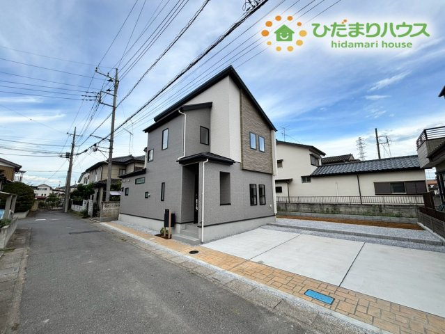 鴻巣市松原4丁目　新築一戸建て　ブルーミングガーデン　01の外観|周辺環境になじむオシャレな建物デザインです！前面道路は落ち着いた雰囲気で、車通りも少ないため安心してお出かけいただけます♪敷地内にはお車をスムーズに停められるスペースも確保されています！