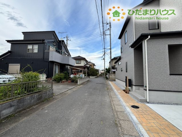 鴻巣市松原4丁目　新築一戸建て　ブルーミングガーデン　01の前面道路含む現地写真|見通しが良く整った前面道路です！落ち着いた環境なので、お車の出し入れも安心してスムーズに行っていただけます♪お子様と一緒に並んで歩く際も落ち着いて移動できる、安心感のある道路環境です！