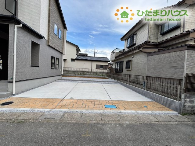 鴻巣市松原4丁目　新築一戸建て　ブルーミングガーデン　01の駐車場|お車を並列に停められる広々とした駐車スペースです！敷地内での車の出し入れがスムーズに行えるため、毎日の通勤や送迎もストレスなくこなせます♪来客時のお車置き場としても活躍するのでとっても便利です！