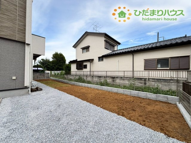 鴻巣市松原4丁目　新築一戸建て　ブルーミングガーデン　01の庭|敷地内にはゆとりのあるお庭スペースが広がっています！お子様が安全に外遊びを楽しんだり、季節のお花やお野菜を育てるガーデニングスペースとしても活用できます♪家族で屋外の時間を気軽に楽しめます！