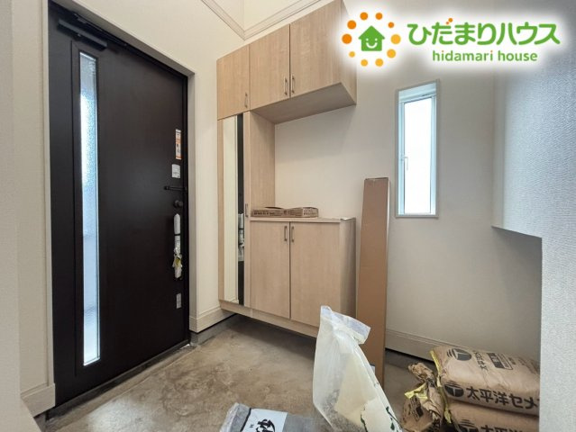 鴻巣市松原4丁目　新築一戸建て　ブルーミングガーデン　01の玄関|明るく開放感のある玄関ホールです！大型の靴箱が完備されているため、家族全員のシューズやサンダルをスッキリと片付けられます♪いつでも整理整頓された綺麗な空間で気持ちよくお客様を迎えられます！