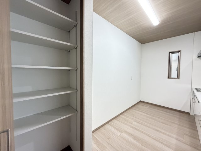 橿原市中町　新築未入居の収納|キッチン横の収納