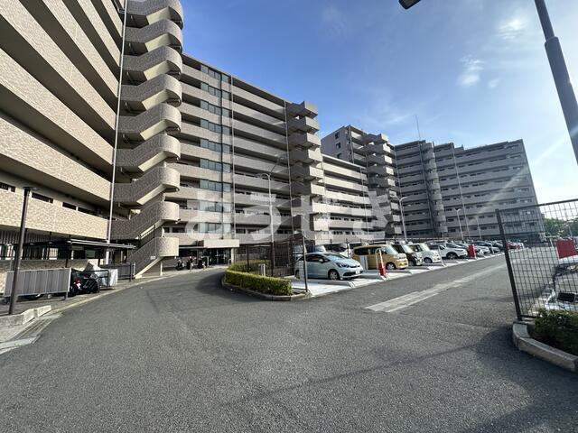ロイヤルヒルズ東戸塚の駐車場