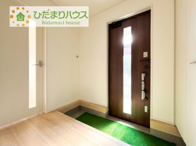 【玄関】 | かすみがうら市下稲吉第15　新築戸建　5号棟 | 玄関が広いので親子で並んで仲良く靴が履けますね(^^)/