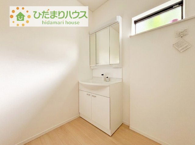 【独立洗面台】 | かすみがうら市下稲吉第15　新築戸建　5号棟 | 三面鏡の大きな鏡は憧れます(^^♪
鏡の後ろは収納となっていて、細かいものでも収納できるのでスッキリと整理できます！