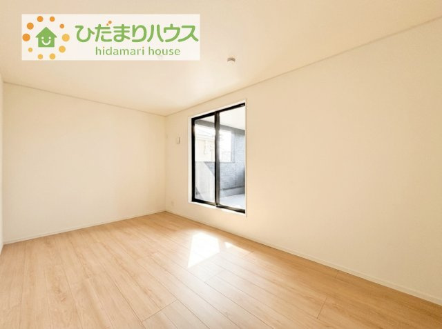 【寝室】 | かすみがうら市下稲吉第15　新築戸建　5号棟 | バルコニーに面していて、たっぷり光りの入る明るい主寝室です！